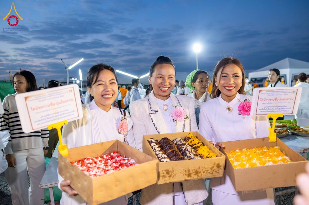 ภาพ No.301759:วันที่ 24 มกราคม พ.ศ. 2569 พิธีถวายภัตตาหารเป็นสังฆทาน แด่พระธรรมยาตรา ณ อนุสรณ์สถานบางปลา วัดบางปลา อำเภอบางเลน จังหวัดนครปฐม ในโครงการธรรมยาตรา กตัญญูบูชา มหาปูชนียาจารย์ พระมงคลเทพมุนี(สด จนฺทสโร) พระผู้ปราบมาร อนุสรณ์สถาน 7 แห่ง ปีที่ 14