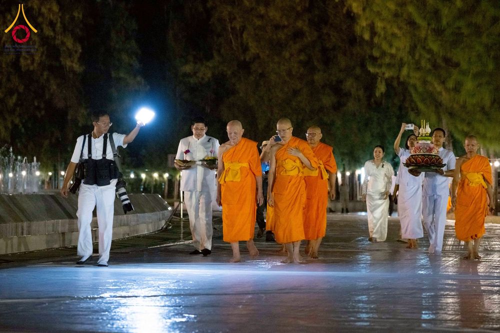 ภาพ No.266422:วันพุธที่ 5 พฤศจิกายน พ.ศ. 2568 (วันพระ ขึ้น 15 ค่ำ เดือน 12) พิธีลอยกระทงธรรม  ณ สระมหาเศรษฐีทะเลบุญ มหาวิหารพระมงคลเทพมุนี วัดพระธรรมกาย จ.ปทุมธานี
