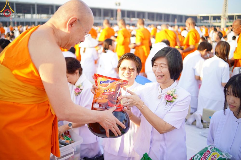 ภาพ No.187860:พิธีตักบาตรฉลองพระใหม่ ต้อนรับพุทธศักราช 2568 ณ ลานธรรมพระมหาธรรมกายเจดีย์ วัดพระธรรมกาย จ.ปทุมธานี วันที่ 1 มกราคม พ.ศ. 2568