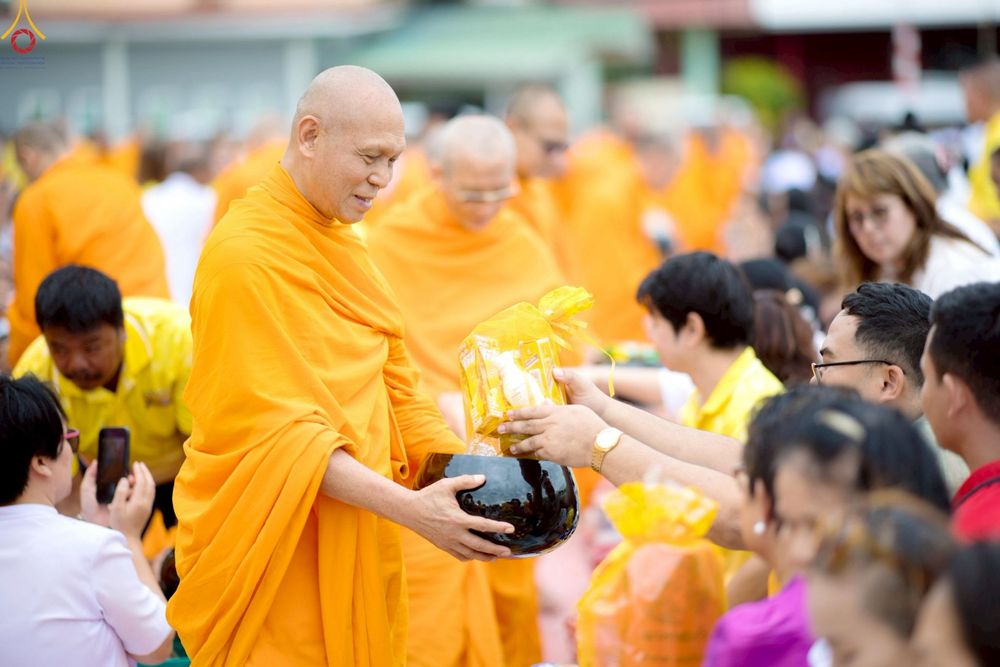 ภาพ No.242011:วันอาทิตย์ที่ 31 สิงหาคม พ.ศ. 2568 พิธีทำบุญแด่คณะสงฆ์ 122 รูป ฉลอง 121 ปี อำเภอคลองหลวง จ.ปทุมธานี เพื่อนำส่งช่วยเหลือคณะสงฆ์ 323 วัด 4 จังหวัดชายแดนภาคใต้ และช่วยเหลือประชาชนจากเหตุปะทะ แนวชายแดนไทย-กัมพูชา ณ บริเวณหน้าที่ว่าการอำเภอคลองหลวง 