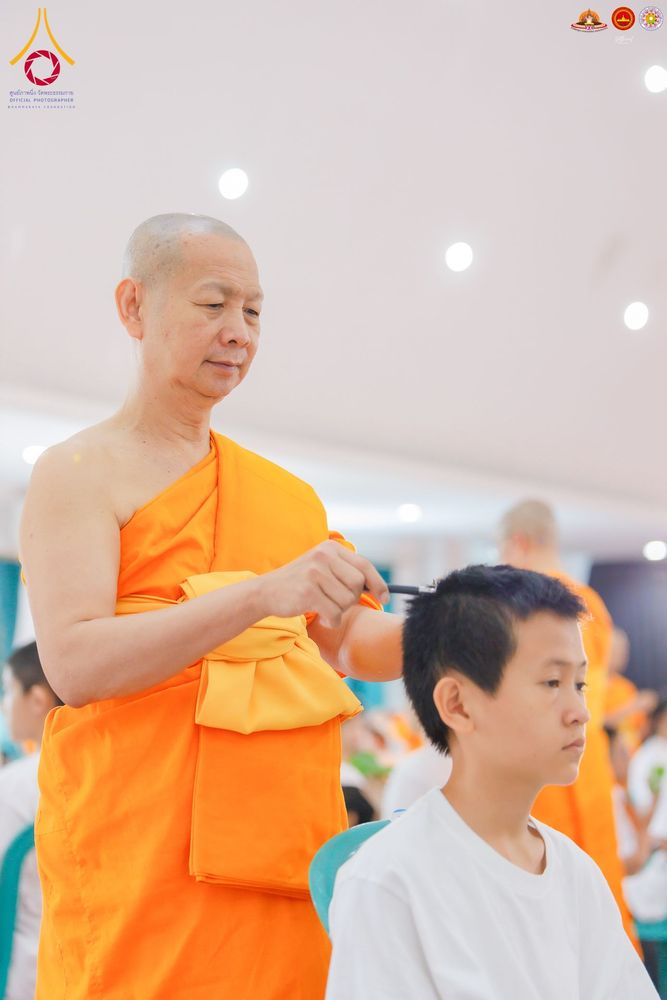 ภาพ No.284475:วันพุธที่ 17  ธันวาคม พ.ศ.2568  พิธีปลงผมนาคธรรมทายาท  โครงการบรรพชาสามเณรและบวชอุบาสิกาแก้ว  ณ วิทยาลัยศรีวิจายา (Sekolah Tinggi Agama Buddha Negeri Sriwijaya) เมืองตังเกอรัง จังหวัดบันเตน ประเทศอินโดนีเซีย