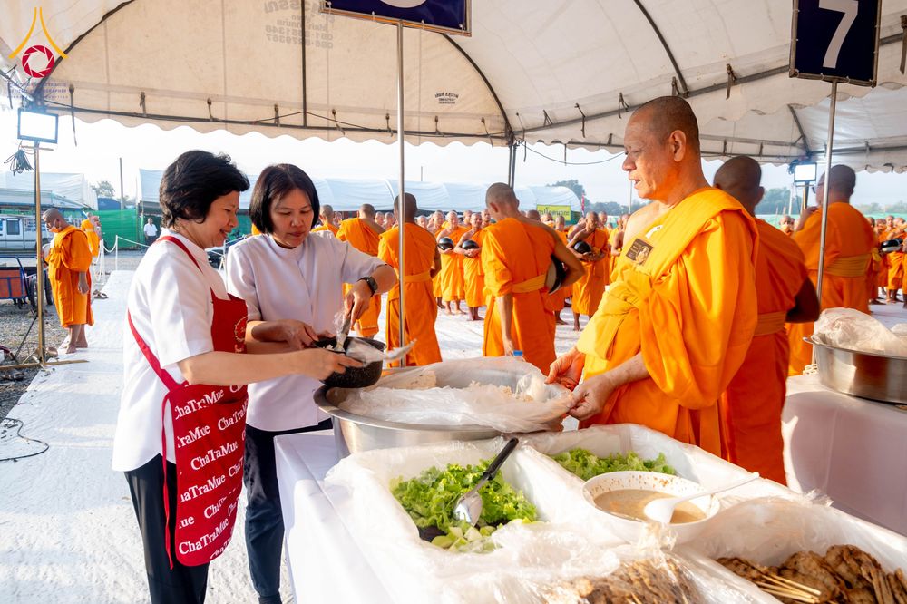 ภาพ No.297898:วันที่ 19 มกราคม พ.ศ. 2569 พิธีถวายภัตตาหารเป็นสังฆทาน แด่พระธรรมยาตรา ณ อนุสรณ์สถานบางปลา วัดบางปลา อำเภอบางเลน จังหวัดนครปฐม ในโครงการธรรมยาตรา กตัญญูบูชา มหาปูชนียาจารย์ พระมงคลเทพมุนี(สด จนฺทสโร) พระผู้ปราบมาร อนุสรณ์สถาน 7 แห่ง ปีที่ 14