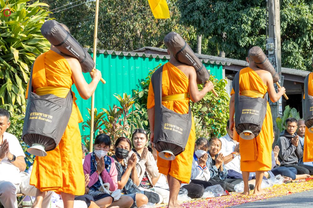ภาพ No.290450:วันที่ 7 มกราคม พ.ศ. 2569 พิธีต้อนรับพระธรรมยาตรา ณ อนุสรณ์สถานลำดับที่ 2  สถานที่ตั้งมโนปณิธานบวชตลอดชีวิต อนุสรณ์สถานคลองบางนางแท่น (ภาพชุดที่ 2) อ.สามพราน จ.นครปฐม ในโครงการธรรมยาตรา กตัญญูบูชา มหาปูชนียาจารย์ พระมงคลเทพมุนี(สด จนฺทสโร) พระผู้ปราบมาร 
