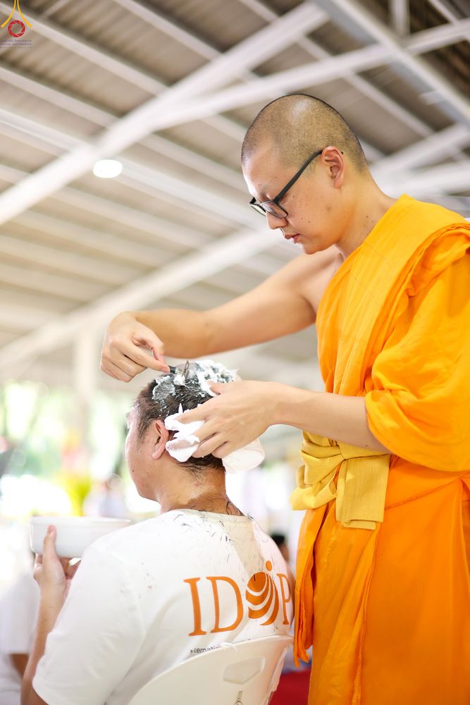 ภาพ No.338362:วันอาทิตย์ที่ 5 กรกฎาคม พศ.2569 พิธีตัดปอยผมธรรมทายาทนานาชาติ IDOP รุ่นที่ 21 จากประเทศจีน มาเลเซีย สิงคโปร์ และไต้หวัน ณ โถงช้าง วัดพระธรรมกาย