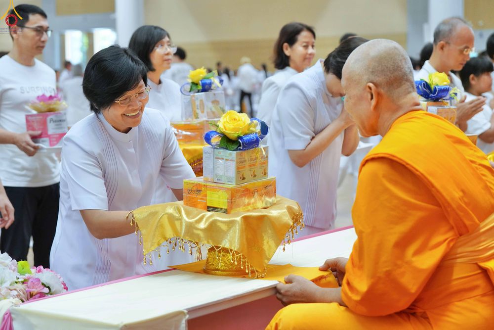 ภาพ No.343653:วันที่ 16 สิงหาคม พ.ศ.2569 พิธีถวายคิลานเภสัช และอุปกรณ์ทางการแพทย์ ณ ห้องแก้วสารพัดนึก2 วัดพระธรรมกาย