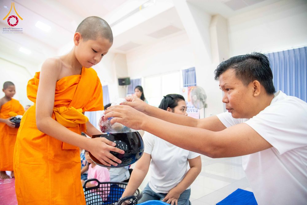 ภาพ No.321883:วันที่ 12 เมษายน พ.ศ.2569 ตักบาตรสงกรานต์ฉลองสามเณรใหม่  ณ ศูนย์ปฏิบัติธรรมระยอง(บ้านช่องลม)