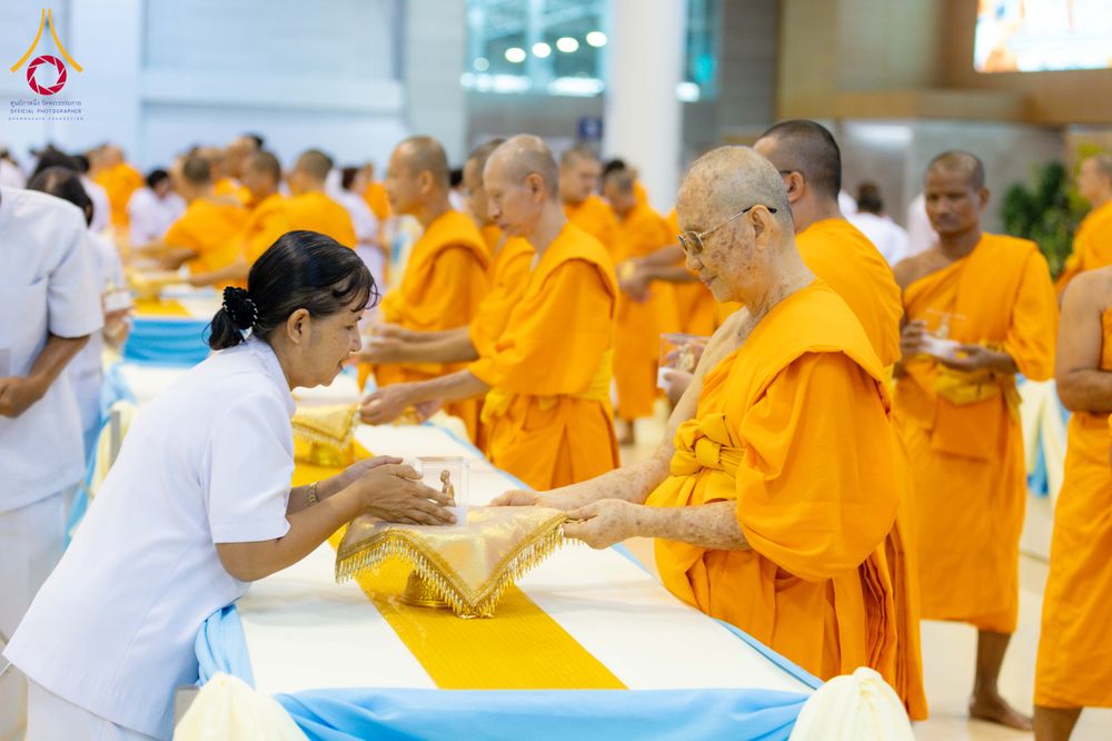 ภาพ No.338071:วันอาทิตย์ต้นเดือน 5 กรกฎาคม พ.ศ.2569 สัมมนาพิเศษ พิธีมอบพระของขวัญ ณ ห้องแก้วสารพัด1 วัดพระธรรมกาย