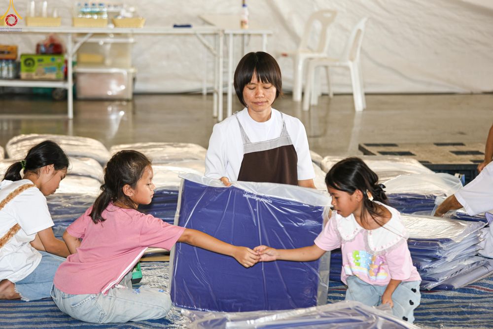 ภาพ No.321188:วันที่ 10-11 เมษายน พ.ศ.2569 การเตรียมกล่องไทยธรรม และการติดผ้ารับประเคน เพื่องานถวายมหาสังฆทาน 40,000 กว่าวัดทั่วประเทศ วันคุ้มครองโลก 22 เมษายน พ.ศ.2569 วัดพระธรรมกาย