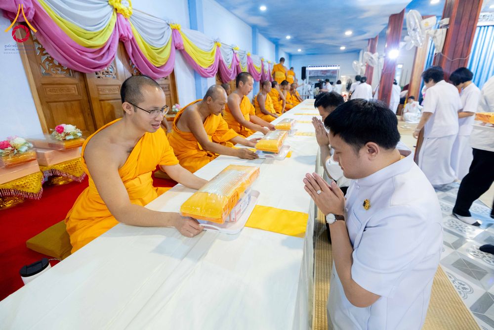 ภาพ No.295564:วันที่ 16 มกราคม พ.ศ. 2569 พิธีถวายภัตตาหารเป็นสังฆทาน แด่พระธรรมยาตรา ณ วัดโบสถ์บน ต.บางคูเวียง จ.นนทบุรี อนุสรณ์สถานลำดับที่ 4 สถานที่เกิดด้วยกายธรรม ในโครงการธรรมยาตรา กตัญญูบูชา มหาปูชนียาจารย์ พระมงคลเทพมุนี(สด จนฺทสโร) พระผู้ปราบมาร อนุสรณ์สถาน 7 แ