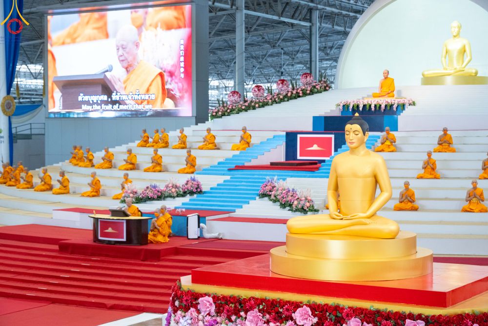 ภาพ No.83722:พิธีวางแผ่นจารึกชื่อและพิธีวางพวงมาลัยสักการะพระประธาน วันอาทิตย์ที่ 16 กรกฎาคม พ.ศ. 2566 ณ รัตนบัลลังก์ สภาธรรมกายสากล วัดพระธรรมกาย