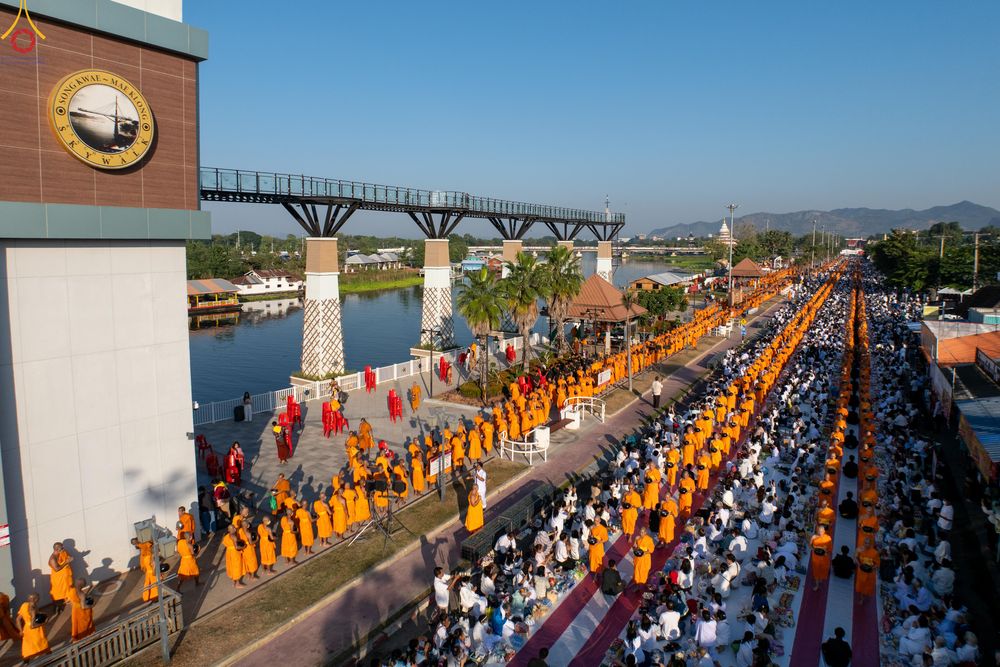 ภาพ No.284242:วันเสาร์ที่ 20 ธันวาคม พ.ศ.2568  พิธีตักบาตรพระ 10,000 รูป เนื่องในโอกาส 194 ปี จังหวัดกาญจนบุรี และอุทิศส่วนกุศลให้แด่บรรพชนทั้งหลาย บริเวณถนนสองแคว (Skywalk) เมืองกาญจนบุรี