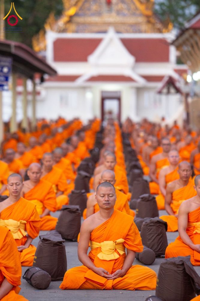 ภาพ No.197018:พระธรรมยาตราปฏิบัติธรรม และถ่ายภาพหมู่ประวัติศาสตร์ ณ วัดโบสถ์(บน) ตำบลบางคูเวียง อำเภอบางกรวย จังหวัดนนทบุรี ในโครงการธรรมยาตรา กตัญญูบูชา มหาปูชนียาจารย์ พระมงคลเทพมุนี(สด จนฺทสโร) พระผู้ปราบมาร อนุสรณ์สถาน 7 แห่ง ปีที่ 13 วันที่ 18 มกราคม พ.ศ. 2568