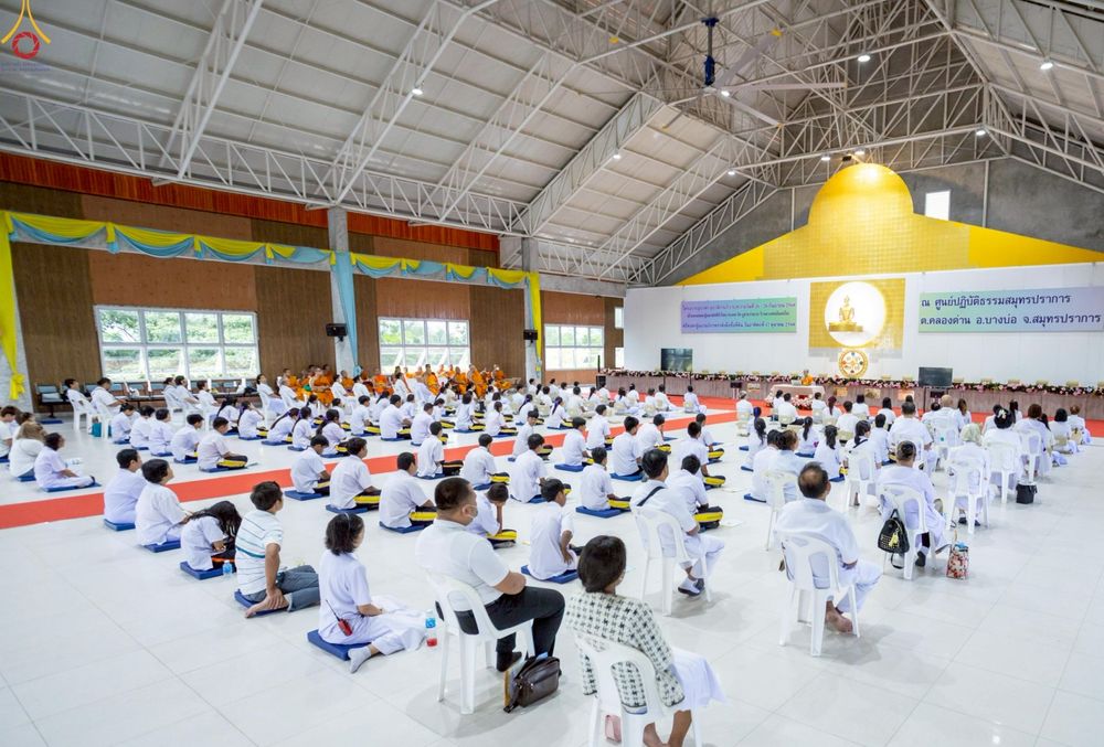 ภาพ No.249030:วันที่ 26-28 กันยายน พ.ศ. 2568 โครงการอบรม อุบาสกแก้ว อุบาสิกาแก้ว รุ่นที่ 3  ณ ศูนย์ปฏิบัติธรรมสมุทรปราการ ได้รับความเมตตาจากคณะสงฆ์ในพื้นที่  รวมถึงผู้บริหารสถานศึกษา ที่นำนักเรียนระดับมัธยมปลาย  มารับฟังข้อมูลเพื่อที่จะเป็นกำลังสำคัญ ในการเข้าร่วมขบวน