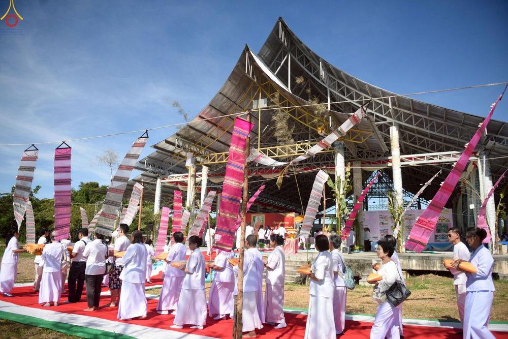 ภาพ No.262371:วันที่ 19 ตุลาคม พ.ศ. 2568 พิธีทอดกฐินสถาปนา แผ่นบันมงคลมหาเศรษฐี อาคาร 80 ปี หลวงพ่อธัมมชโย ในโครงการกฐินสามัคคีทั่วไทย 30,000 วัด บูชาธรรม 81 ปี หลวงพ่อธัมมชโย โดยคณะศิษยานุศิษย์วัดพระธรรมกาย ณ ศูนย์ปฏิบัติธรรมวิหารแดง ต.เจริญธรรม อ.วิหารแดง จ.สระบุรี