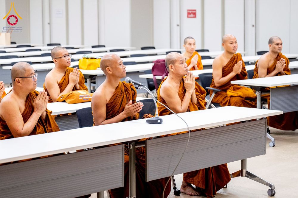 ภาพ No.222576:วันที่ 23 เมษายน พ.ศ. 2568 หลวงพ่อทัตตชีโวต้อนรับคณะสงฆ์บังกลาเทศ ณ อาคาร 100 ปี คุณยายมหารัตนอุบาสิกาจันทร์ ขนนกยูง วัดพระธรรมกาย