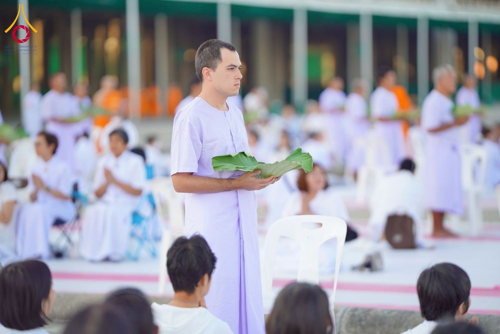 ภาพ No.274707:วันอาทิตย์ที่ 30 พฤศจิกายน พ.ศ. 2568 พิธีปลงผม โครงการอุปสมบทบูชาธรรมมหาปูชนียาจารย์ ปี 2568 ณ ลานธรรมพระมหาธรรมกายเจดีย์ ฝั่งทิศตะวันตก ระหว่างวิหารคดหมายเลข 8 และ 9 วัดพระธรรมกาย