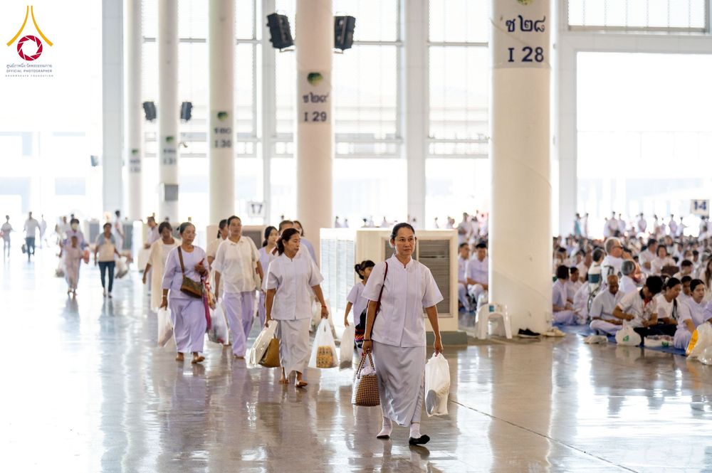 ภาพ No.256727:วันที่ 5 ตุลาคม พ.ศ. 2568 พิธีตักบาตร ข้าวสารอาหารแห้ง ณ บ้านแก้วเรือนทองคุณยายฯ สภาธรรมกายสากล วัดพระธรรมกาย