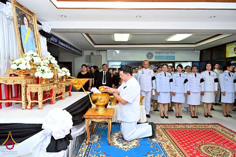 ภาพ No.260848:อำเภอคลองหลวง จัดพิธีสรงน้ำพระบรมศพ สมเด็จพระนางเจ้าสิริกิติ์ พระบรมราชินีนาถ พระบรมราชชนนีพันปีหลวง  ด้วยสำนึกในพระมหากรุณาธิคุณตราบนิจนิรันดร์ วันที่ 26 ตุลาคม พ.ศ. 2568 เวลา 09.30 น. ณ ที่ว่าการอำเภอคลองหลวง จังหวัดปทุมธานี