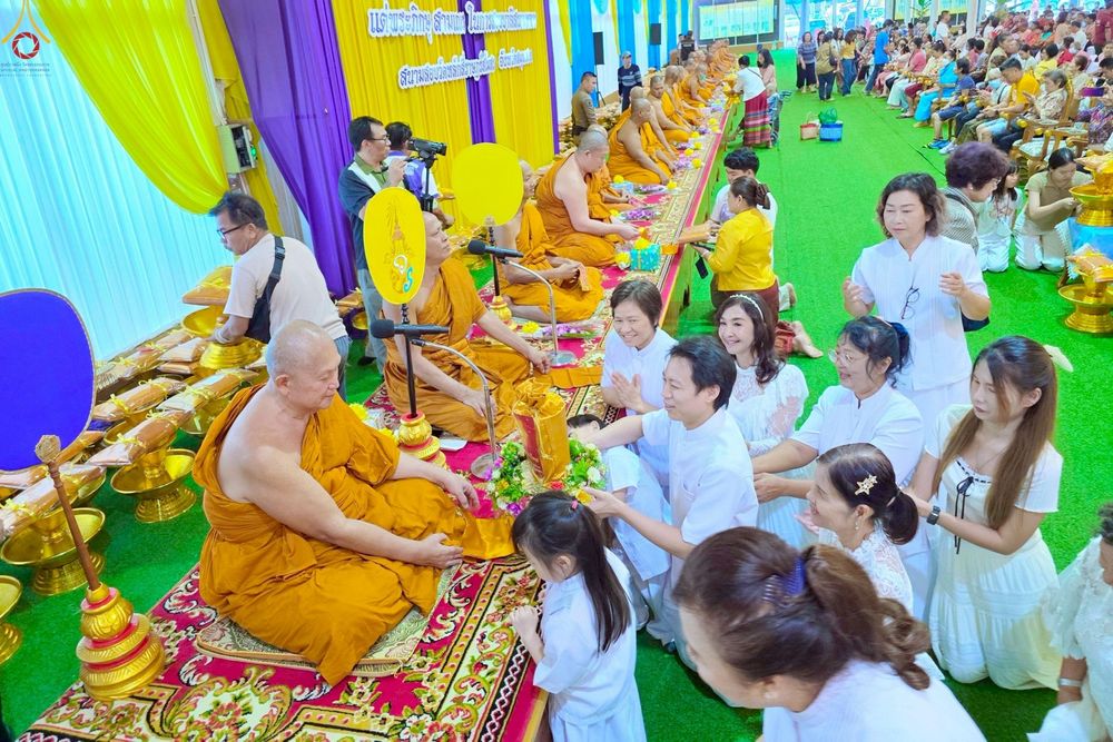 ภาพ No.266976:วันที่ 12 ตุลาคม พ.ศ. 2568 พิธีทอดกฐินสามัคคีทั่วไทย ณ วัดหลักสี่ราษฏร์สโมสร ต.ยกกระบัตร อ.บ้านแพ้ว จ.สมุทรสาคร โดยคณะศิษยานุศิษย์ บูชาธรรม 81 ปี หลวงพ่อธัมมชโย