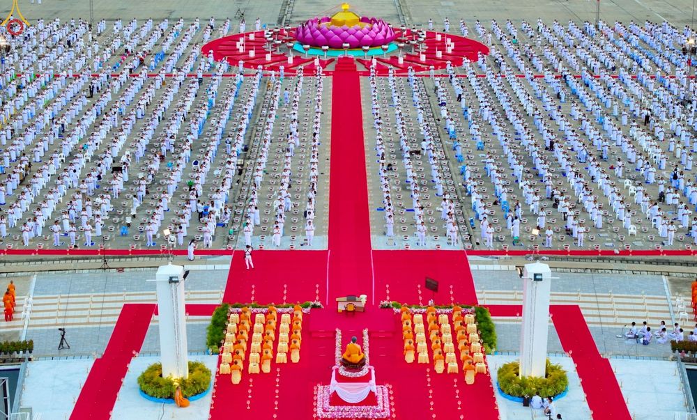 ภาพ No.252860:วันที่ 10 ตุลาคม พ.ศ. 2568 พิธีปลูกต้นทรัพย์บานชื่น ณ ลานธรรม วัดพระธรรมกาย