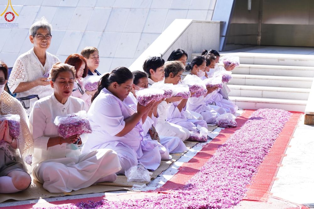 ภาพ No.193215:พิธีต้อนรับพระธรรมยาตรา ณ อนุสรณ์สถาน สถานที่เกิดในเพศสมณะ วัดสองพี่น้อง อำเภอสองพี่น้อง จังหวัดสุพรรณบุรี ในโครงการธรรมยาตรา กตัญญูบูชา มหาปูชนียาจารย์ พระมงคลเทพมุนี(สด จนฺทสโร) พระผู้ปราบมาร อนุสรณ์สถาน 7 แห่ง ปีที่ 13 วันที่ 11 มกราคม พ.ศ. 2568