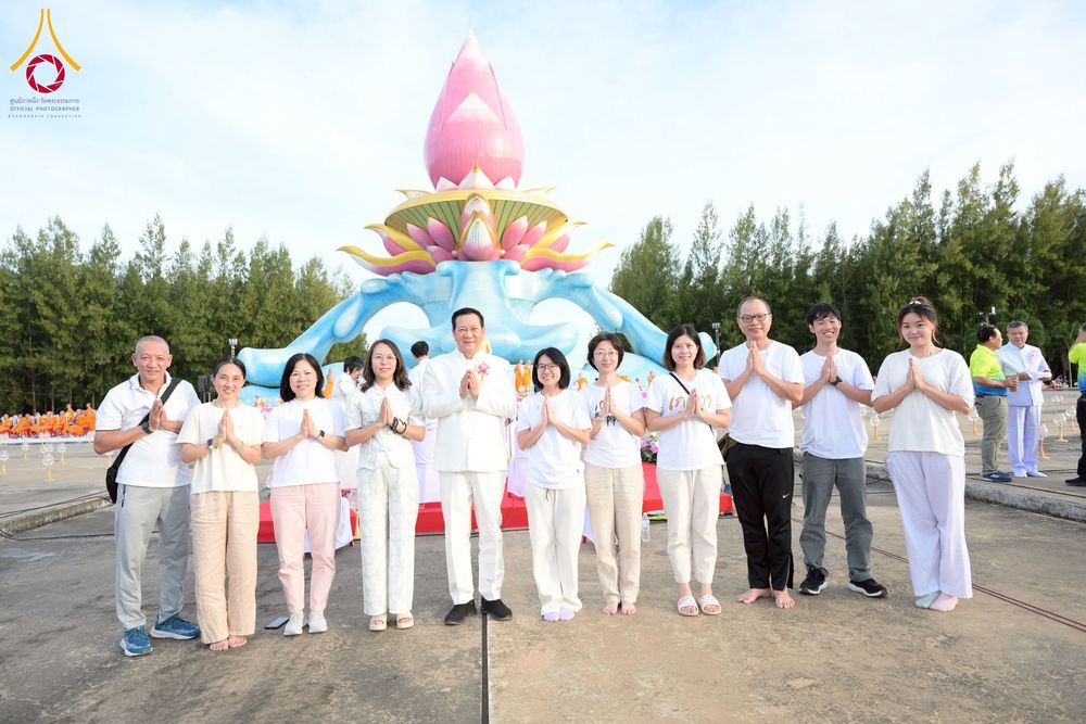 ภาพ No.250406:วันอังคารที่ 7 ตุลาคม พ.ศ. 2568 พิธีจุดประทีปบูชาพระรัตนตรัย ณ ลานธรรมปทุมรัตน์ธรรมเจดีย์ พุทธอุทยานนานาชาติ อ.โพนพิสัย จ.หนองคาย