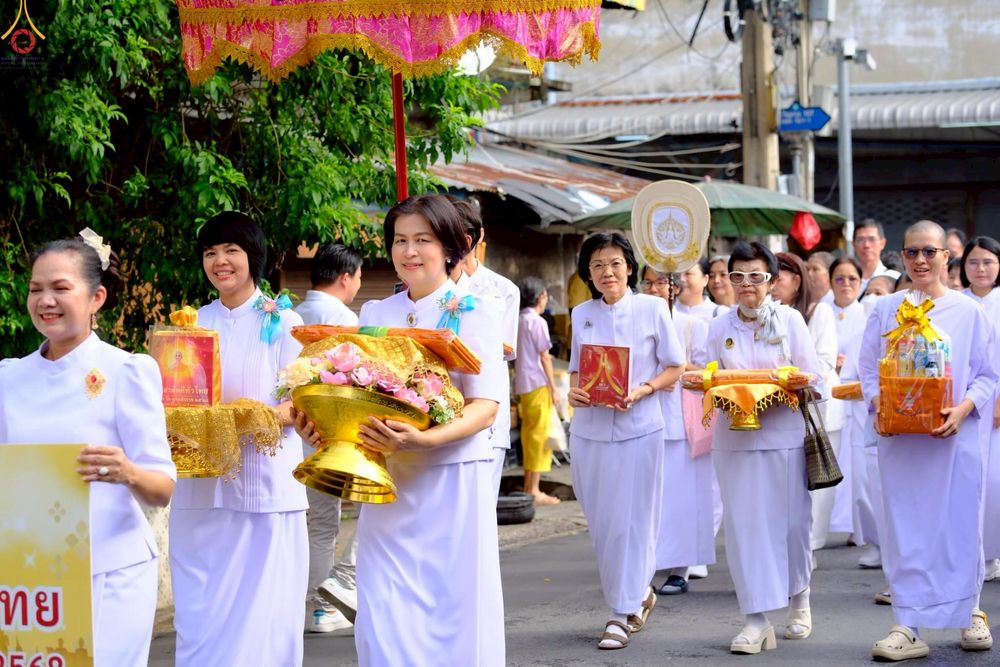 ภาพ No.254613:วันที่ 13 ตุลาคม พ.ศ. 2568 พิธีทอดกฐินสามัคคีทั่วไทย 30,000 วัด โดยคณะศิษยานุศิษย์ บูชาธรรม 81 ปี หลวงพ่อธัมมชโย ณ วัดจันทร์ใน แขวงบางคอแหลม เขตยานนาวา กรุงเทพมหานคร