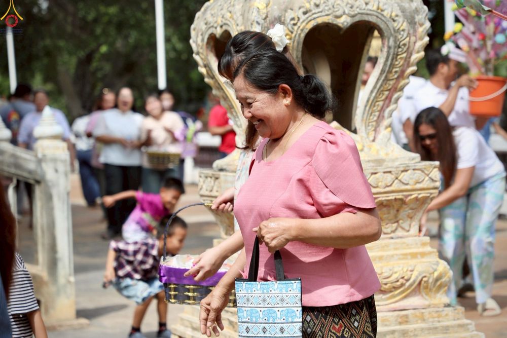 ภาพ No.254576:วันที่ 12 ตุลาคม พ.ศ. 2568 พิธีทอดกฐินสามัคคีทั่วไทย 30,000 วัด โดยคณะศิษยานุศิษย์ บูชาธรรม 81 ปี หลวงพ่อธัมมชโย ณ วัดป่าพระเจ้า อ.ศรีประจันต์ จ.สุพรรณบุรี