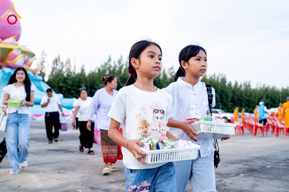 ภาพ No.250499:วันพุธที่ 8 ตุลาคม พ.ศ. 2568 พิธีตักบาตรเทโวโรหณะ ณ ลานธรรมปทุมรัตน์ธรรมเจดีย์ พุทธอุทยานนานาชาติ อ.โพนพิสัย จ.หนองคาย