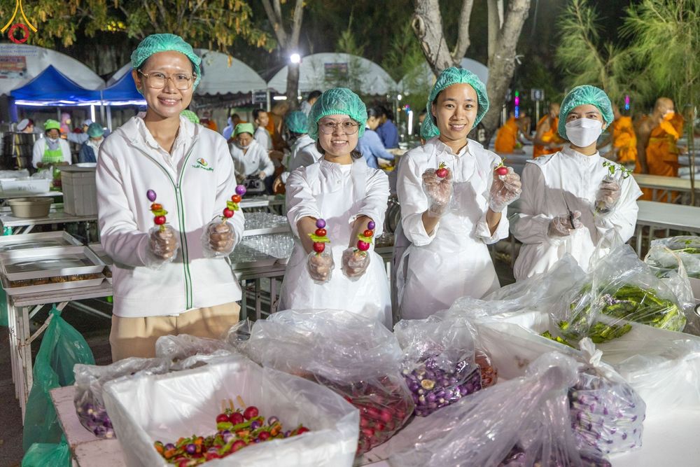 ภาพ No.189371:พิธีถวายภัตตาหารเป็นสังฆทาน แด่พระธรรมยาตรา ในโครงการธรรมยาตรา กตัญญูบูชา มหาปูชนียาจารย์ พระมงคลเทพมุนี(สด จนฺทสโร) พระผู้ปราบมาร อนุสรณ์สถาน 7 แห่ง ปีที่ 13 ณ อนุสรณ์สถานมหาวิหารพระมงคลเทพมุนี (โลตัสแลนด์) อ.สองพี่น้อง จ.สุพรรณบุรี วันที่ 5 มกราคม 2568