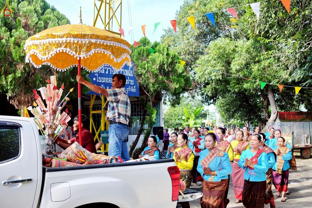 ภาพ No.259082:วันที่ 18 ตุลาคม พ.ศ. 2568 พิธีทอดกฐินสามัคคีทั่วไทย 30,000 วัด โดยคณะศิษยานุศิษย์ บูชาธรรม 81 ปี หลวงพ่อธัมมชโย ณ วัดสว่างอารมณ์  อ.แคนดง จ.บุรีรัมย์