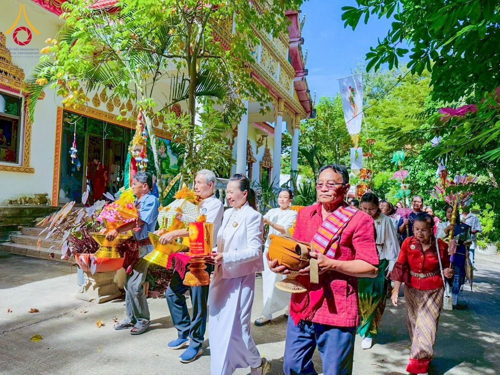 ภาพ No.274154:วันที่ 30 ตุลาคม พ.ศ. 2568 พิธีทอดกฐินสามัคคีทั่วไทย ณ วัดเวฬุวนาราม อ.สมเด็จ จ.กาฬสินธุ์ โดยคณะศิษยานุศิษย์ บูชาธรรม 81 ปี หลวงพ่อธัมมชโย