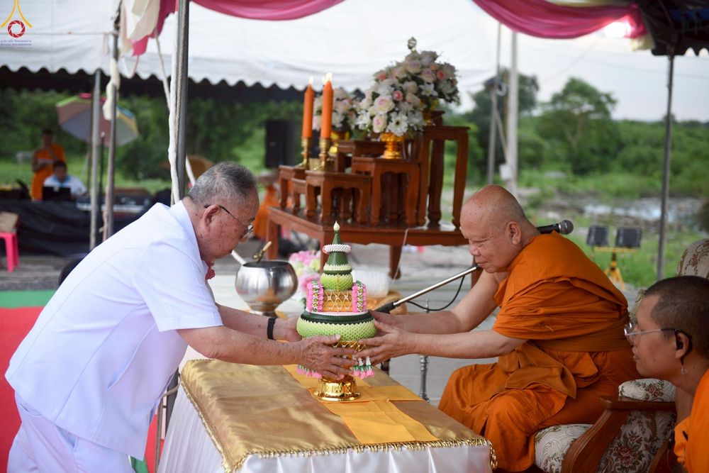 ภาพ No.261530:วันที่ 17-18 ตุลาคม พ.ศ. 2568 พิธีเจริญพระพุทธมนต์คณะสงฆ์ 108 กลั่นแผ่นดินองค์พระเจดีย์สระบุรี สมโภชองค์กฐิน และพิธีทอดกฐิน ณ ศูนย์ปฏิบัติธรรมสระบุรี ในโครงการกฐินสามัคคีทั่วไทย 30,000 วัด บูชาธรรม 81 ปี หลวงพ่อธัมมชโย โดยคณะศิษยานุศิษย์วัดพระธรรมกาย