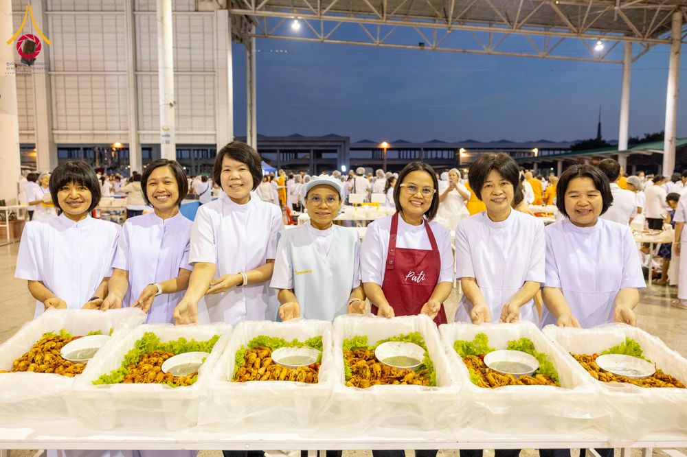 ภาพ No.279113:วันที่ 2 มกราคม พ.ศ.2569 พิธีถวายภัตตาหารเป็นสังฆทาน แด่พระธรรมยาตรา ณ วัดพระธรรมกาย ปทุมธานี ในโครงการธรรมยาตรา กตัญญูบูชา มหาปูชนียาจารย์ พระมงคลเทพมุนี(สด จนฺทสโร) พระผู้ปราบมาร อนุสรณ์สถาน 7 แห่ง ปีที่ 14