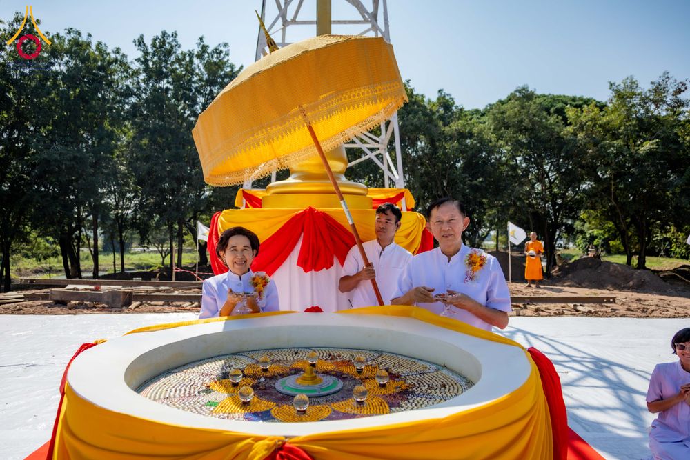 ภาพ No.285792:วันพุธที่ 10 ธันวาคม พ.ศ.2568  พิธีตอกเสาเข็มมงคลต้นสุดท้าย รองรับองค์พระเจดีย์เพื่อสร้างสันติภาพโลก ณ ศูนย์ปฏิบัติธรรมและศูนย์อบรมเยาวชน ชัยนาท