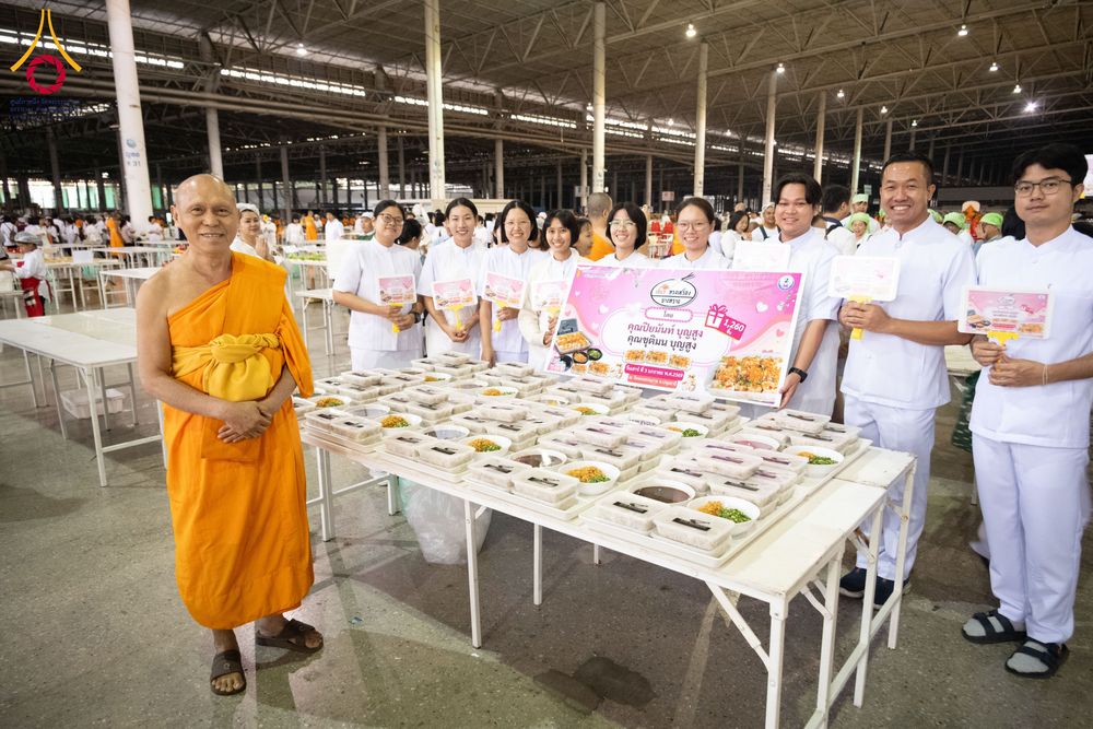 ภาพ No.287310:วันที่ 3 มกราคม พ.ศ.2569 พิธีถวายภัตตาหารเป็นสังฆทาน แด่พระธรรมยาตรา ณ วัดพระธรรมกาย  จังหวัดปทุมธานี ในโครงการธรรมยาตรา กตัญญูบูชา มหาปูชนียาจารย์ พระมงคลเทพมุนี(สด จนฺทสโร) พระผู้ปราบมาร อนุสรณ์สถาน 7 แห่ง ปีที่ 14