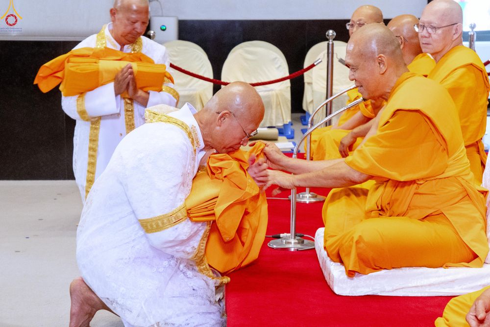 ภาพ No.330760:วันวิสาขบูชา อาทิตย์ที่ 31 พฤษภาคม พ.ศ.2569 พิธีบรรพชาสามเณรอุบาสก 11 ท่าน , พิธีถวายบาตรผ้าไตร และจตุปัจจัยไทยธรรม แด่สามเณร , พิธีอุปสมบทอุทิศชีวิต , พิธีกล่าวคำกัปปิยภัณฑ์  ณ อุโบสถพระไตรปิฎก วัดพระธรรมกาย จังหวัดปทุมธานี