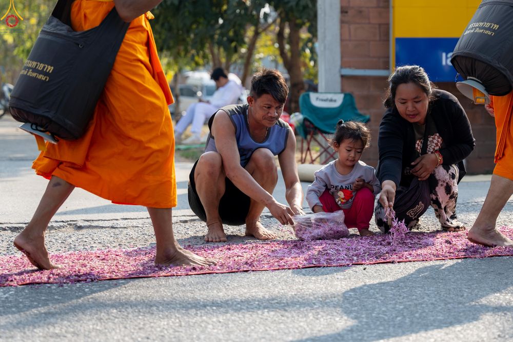 ภาพ No.299443:วันที่ 18 มกราคม พ.ศ. 2569 พิธีต้อนรับพระธรรมยาตรา ณ อนุสรณ์สถานลำดับที่ 5 สถานที่เผยแผ่วิชชาธรรมกายครั้งแรก อนุสรณ์สถานบางปลา วัดบางปลา อำเภอบางเลน จังหวัดนครปฐม ในโครงการธรรมยาตรา กตัญญูบูชา มหาปูชนียาจารย์ พระมงคลเทพมุนี(สด จนฺทสโร) พระผู้ปราบมาร อนุส