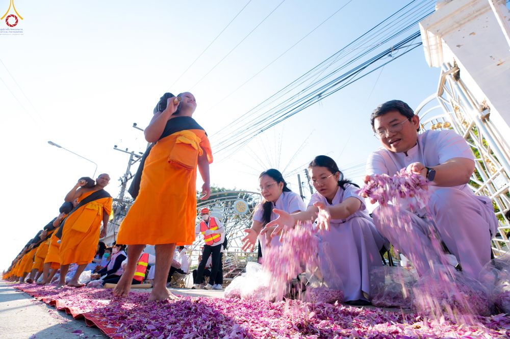 ภาพ No.292903:วันที่ 11 มกราคม พ.ศ. 2569 พิธีต้อนรับพระธรรมยาตรา ณ อนุสรณ์สถานลำดับที่ 3 สถานที่เกิดในเพศสมณะ วัดสองพี่น้อง อำเภอสองพี่น้อง จังหวัดสุพรรณบุรี ในโครงการธรรมยาตรา กตัญญูบูชา มหาปูชนียาจารย์ พระมงคลเทพมุนี(สด จนฺทสโร) พระผู้ปราบมาร อนุสรณ์สถาน 7 แห่ง ปีที