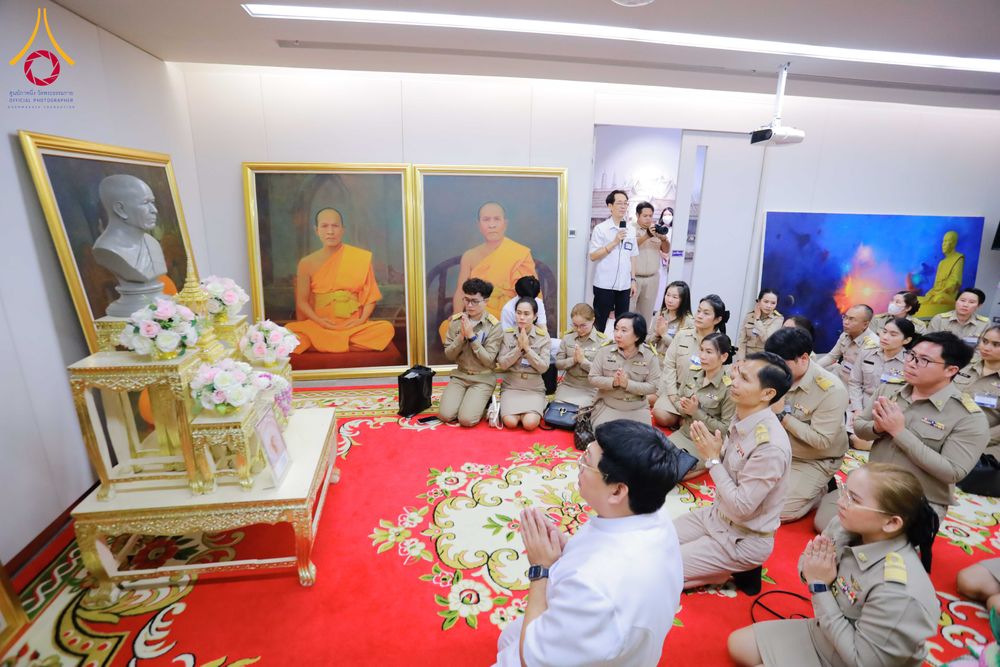 ภาพ No.311492:วันจันทร์ที่ 23 กุมภาพันธ์ พ.ศ. 2569 เปิดโลกทัศน์ผู้บริหารสถานศึกษายุคใหม่ เรียนรู้ต้นแบบการพัฒนาคนผ่านพลัง “บวร–V-Star” ผู้เข้ารับการพัฒนาตามโครงการ สพฐ. ศึกษาดูงานวัดพระธรรมกาย เสริมภาวะผู้นำคุณธรรมสู่การบริหารโรงเรียนอย่างยั่งยืน ณ อาคาร 100 ปี คุณยาย