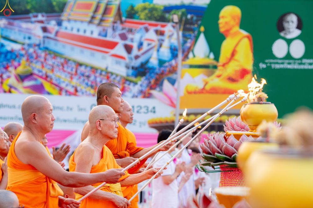 ภาพ No.297006:วันที่ 17 มกราคม พ.ศ. 2569 พิธีจุดประทีปถวายเป็นพุทธบูชา และบูชาธรรมมหาปูชนียาจารย์  ณ วัดโบสถ์บน ต.บางคูเวียง จ.นนทบุรี อนุสรณ์สถานลำดับที่ 4 สถานที่เกิดด้วยกายธรรม ในโครงการธรรมยาตรา กตัญญูบูชา มหาปูชนียาจารย์ พระมงคลเทพมุนี(สด จนฺทสโร) พระผู้ปราบมาร อ