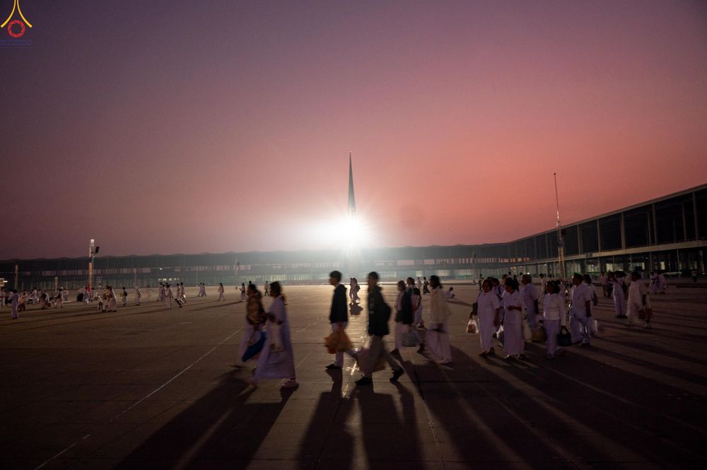 ภาพ No.279678:วันที่ 1 มกราคม พ.ศ.2569 พิธีตักบาตรในวันขึ้นปีใหม่ ณ ลานธรรม วัดพระธรรมกาย