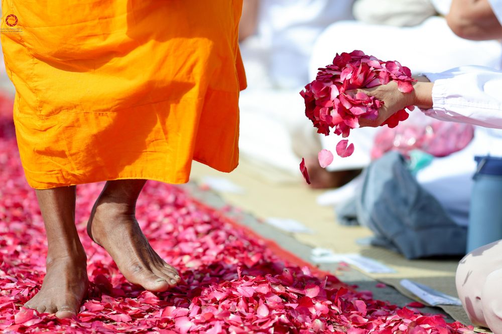 ภาพ No.287449:วันที่ 3 มกราคม พ.ศ. 2569 พิธีต้อนรับพระธรรมยาตรา ในโครงการธรรมยาตรา กตัญญูบูชา มหาปูชนียาจารย์ พระมงคลเทพมุนี(สด จนฺทสโร) พระผู้ปราบมาร อนุสรณ์สถาน 7 แห่ง ปีที่ 14 ณ อนุสรณ์สถานมหาวิหารพระมงคลเทพมุนี (โลตัสแลนด์) อ.สองพี่น้อง จ.สุพรรณบุรี