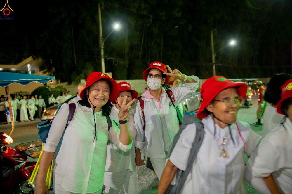 ภาพ No.290263:วันที่ 6 มกราคม พ.ศ. 2569 พิธีจุดประทีปถวายเป็นพุทธบูชา และบูชาธรรมมหาปูชนียาจารย์ (ภาพชุดที่ 2) ณ อนุสรณ์สถานมหาวิหารพระมงคลเทพมุนี (โลตัสแลนด์) อ.สองพี่น้อง จ.สุพรรณบุรี ในโครงการธรรมยาตรา กตัญญูบูชา มหาปูชนียาจารย์ พระมงคลเทพมุนี(สด จนฺทสโร) พระผู้ปรา