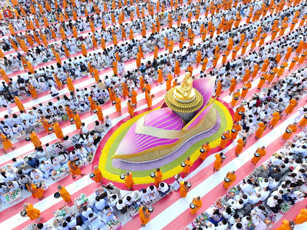 ภาพ No.292425:วันที่ 11 มกราคม พ.ศ. 2569 พิธีตักบาตรพระธรรมยาตรา ณ อนุสรณ์สถานคลองบางนางแท่น อ.สามพราน จ.นครปฐม ในโครงการธรรมยาตรา กตัญญูบูชา มหาปูชนียาจารย์ พระมงคลเทพมุนี(สด จนฺทสโร) พระผู้ปราบมาร อนุสรณ์สถาน 7 แห่ง ปีที่ 14