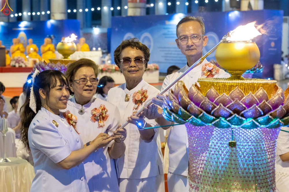 ภาพ No.331038:วันวิสาขบูชา อาทิตย์ที่ 31 พฤษภาคม พ.ศ.2569 พิธีจุดวิสาขประทีป , พิธีเวียนประทักษิณ  รอบพระมหาธรรมกายเจดีย์  และพิธีฉลองชัยสวดมนต์บทธัมมจักกัปปวัตนสูตร  ครบ 8,415,000,000 จบ ณ วัดพระธรรมกาย