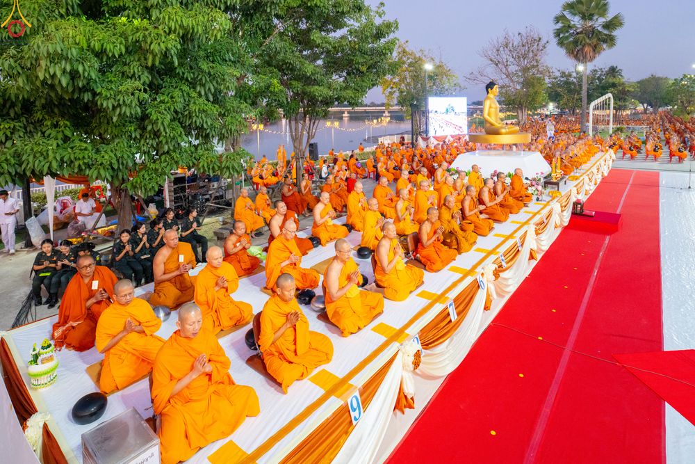 ภาพ No.282567:วันเสาร์ที่ 20 ธันวาคม พ.ศ.2568 พิธีตักบาตรพระ 10,000 รูป (ชุด 2) เนื่องในโอกาส 194 ปี จังหวัดกาญจนบุรี และอุทิศส่วนกุศลให้แด่บรรพชนทั้งหลาย บริเวณถนนสองแคว (Skywalk) เมืองกาญจนบุรี