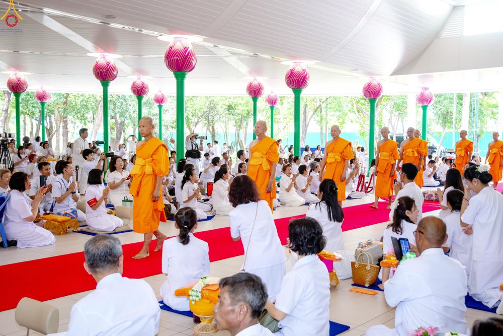 ภาพ No.330813:วันวิสาขบูชา อาทิตย์ที่ 31 พฤษภาคม พ.ศ.2569 พิธีบรรพชาสามเณรอุบาสก 11 ท่าน , พิธีถวายบาตรผ้าไตร และจตุปัจจัยไทยธรรม แด่สามเณร , พิธีอุปสมบทอุทิศชีวิต , พิธีกล่าวคำกัปปิยภัณฑ์  ณ อุโบสถพระไตรปิฎก วัดพระธรรมกาย จังหวัดปทุมธานี