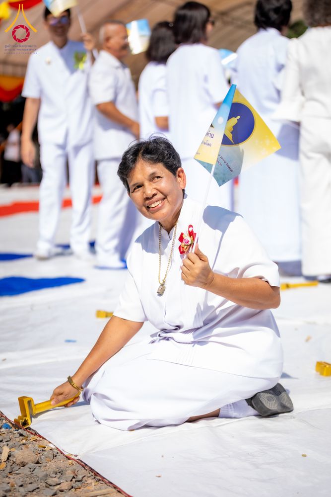 ภาพ No.285832:วันพุธที่ 10 ธันวาคม พ.ศ.2568  พิธีตอกเสาเข็มมงคลต้นสุดท้าย รองรับองค์พระเจดีย์เพื่อสร้างสันติภาพโลก ณ ศูนย์ปฏิบัติธรรมและศูนย์อบรมเยาวชน ชัยนาท