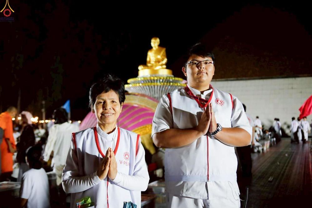 ภาพ No.300669:ภาพเบื้องหลังอาสาสมัครรวมใจ ชุดที่ 3 ในโครงการธรรมยาตรา กตัญญูบูชา มหาปูชนียาจารย์ พระมงคลเทพมุนี(สด จนฺทสโร) พระผู้ปราบมาร อนุสรณ์สถาน 7 แห่ง ปีที่ 14